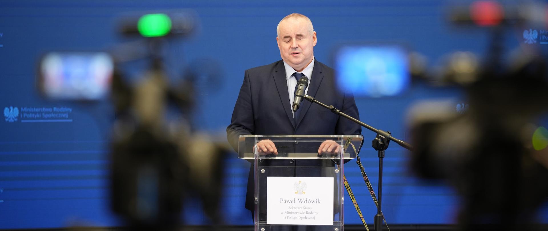 Briefing prasowy Pawła Wdówika, wiceministra rodziny i pełnomocnika rządu ds. osób niepełnosprawnych