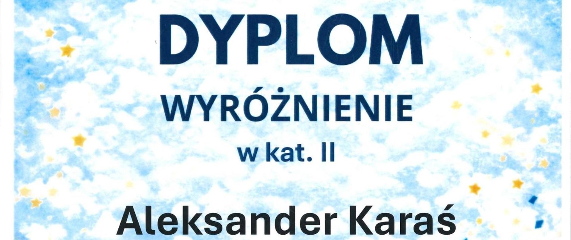 Dyplom muzyczny kolorowy, dokument ma jasnoniebieskie, dekoracyjne tło z nutami i ilustracja chłopca grającego na akordeonie w lewym dolnym rogu. Na środku widnieje duży napis Dyplom, a poniżej wyróżnienie w kat. II. Na dole widoczne są podpisy jury i dyrektora szkoły, a także data i miejsce wystawienia: Kościerzyna, 17.03.2026 r.