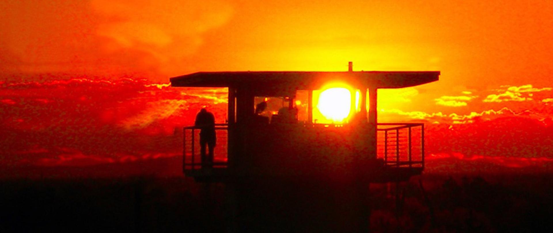 Na zdjęciu: wieża wartownica. W tle zachodzące słońce