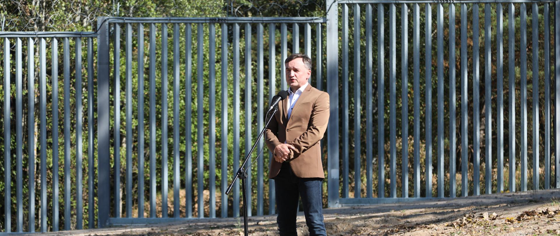 Krynki (woj. podlaskie), 20.09.2023. Minister sprawiedliwoci, prokurator generalny Zbigniew Ziobro na konferencji prasowej po posiedzeniu komitetu ds. bezpieczeñstwa narodowego, 20 bm. przy granicy RP w Krynkach. (aldg) PAP/Artur Reszko