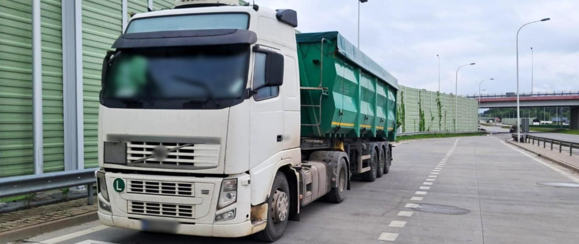 Od lewej: ciągnik siodłowy z podpiętą naczepą typu wywrotka stoi w zatoce kontrolnej przy ekspresowej „siódemce”, pod Szydłowcem.