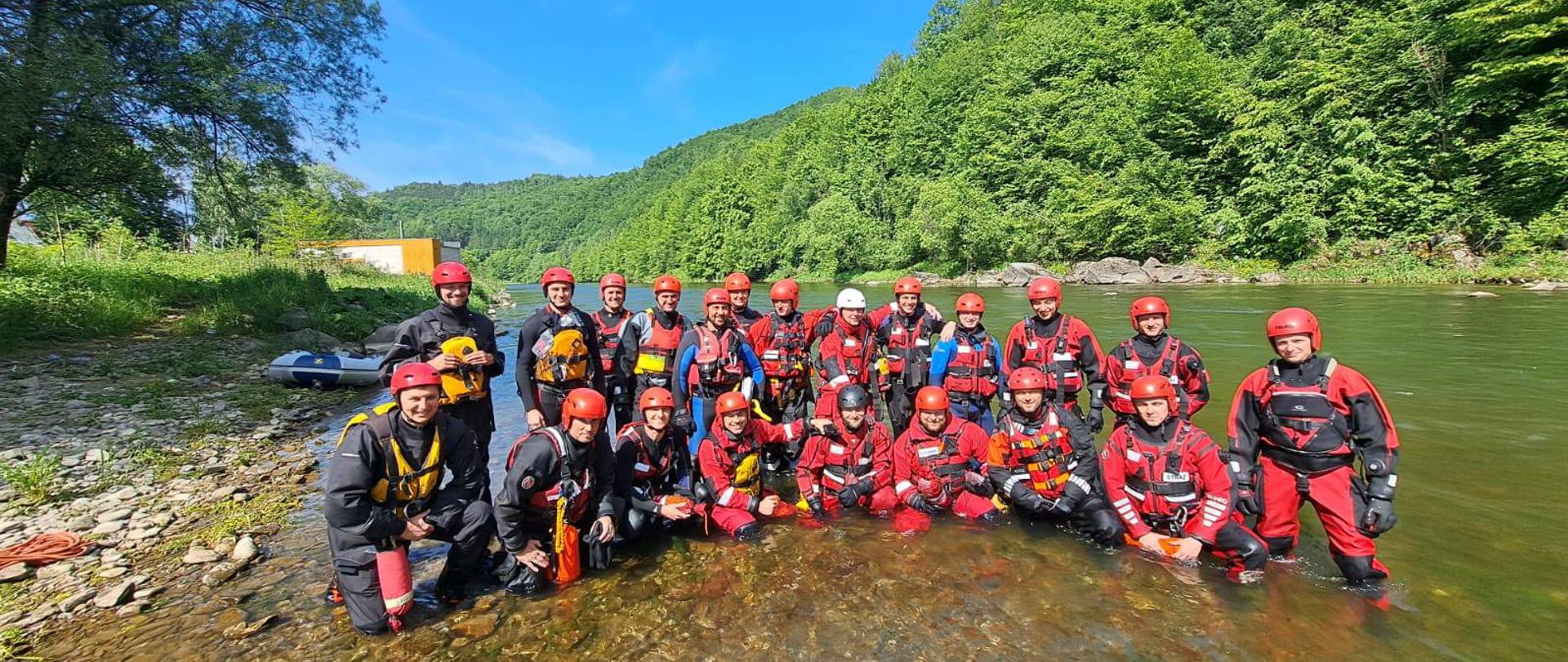 Szkolenie strażaka Komendy Powiatowej PSP w Sokołowie Podlaskim z zakresu ratownictwa na wodach szybkopłynących - na zdjęciu strażacy podczas szkolenia, miało ono miejsce na Torze Kajakarstwa Górskiego "Wietrznice" w miejscowości Zabrzeż oraz na rzece Dunajec.