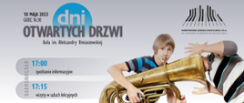 plakat w kolorze szaro-niebieskim, w lewym górnym rogu napis z datą i godziną wydarzenia, obok w trzech wierszach grafika z napisem "dni otwartych drzwi, aula im. Aleksandry Umiastowskiej" na tle niebieskiego koła. Pod grafiką, w trzech wierszach harmonogram z godzinami koncertu, spotkania informacyjnego i wizytach w salach lekcyjnych. Na środku od góry niebieski napis "dołącz do nas i ciesz się muzyką". Po prawej od góry logo Państwowej szkoły Muzycznej w Szczecinku po nim zdjęcie dwóch chłopców: pierwszy grający na tubie, drugi z umieszczoną głowa w roztrąbię tuby.