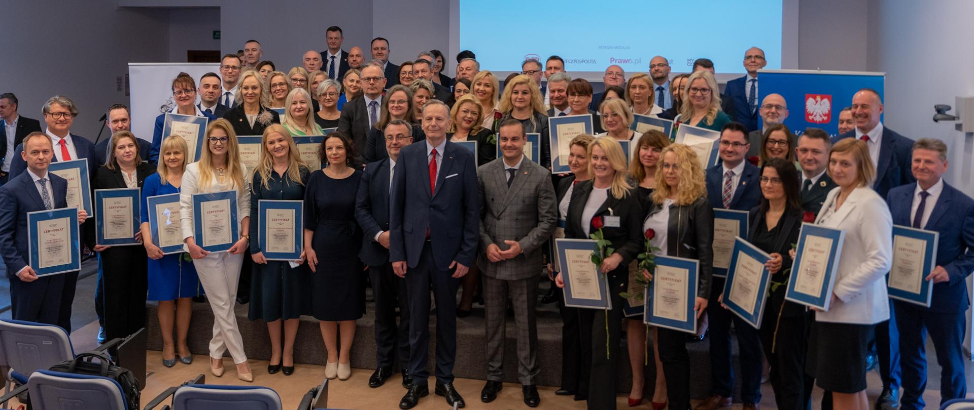 Szef KAS mł. insp. Bartosz Zbaraszczuk, prezes BCC Jacek Goliszewski, kierownictwo MF i przedstawiciele nagrodzonych Urzędów Skarbowych. 