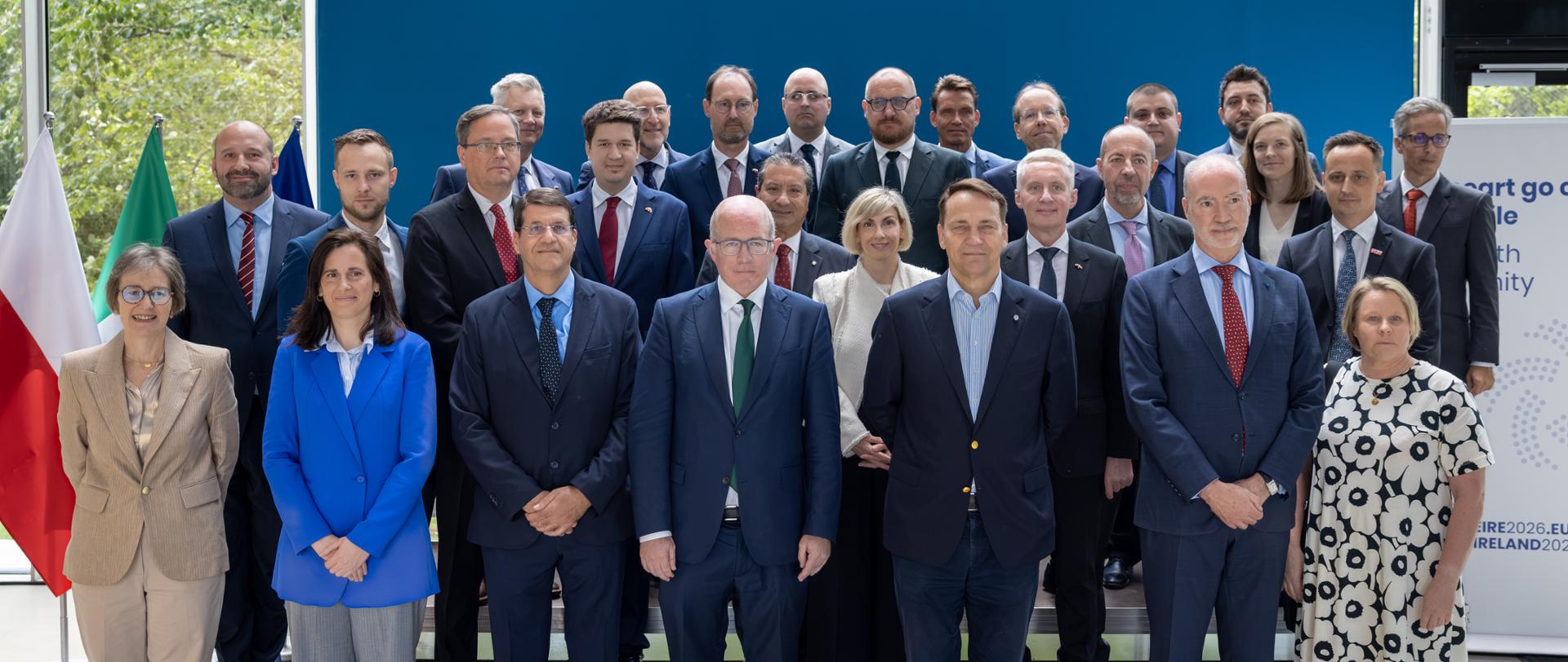 Group photo of Deputy Prime Minister and Minister of Foreign Affairs Radosław Sikorski with EU ambassadors accredited to Poland