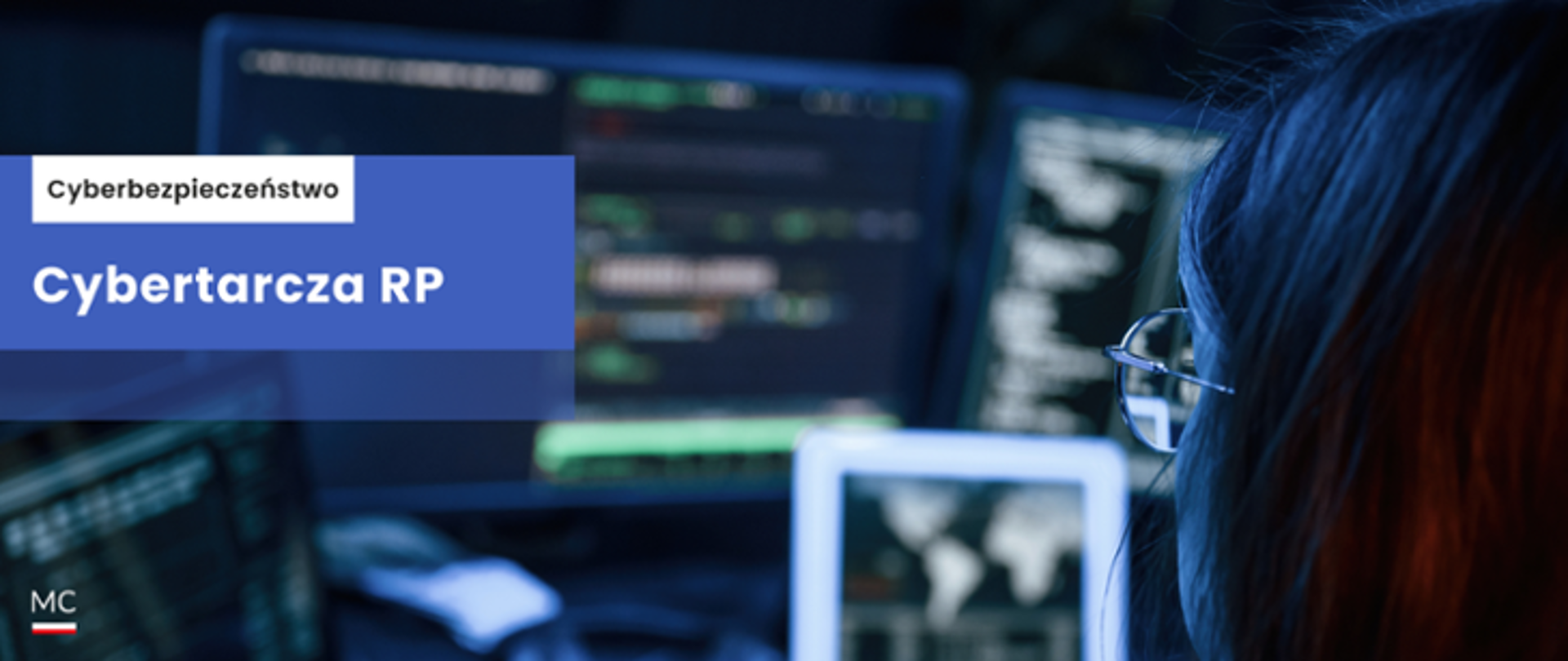 Na granatowym tle napis: Cybertarcza Rzeczypospolitej Polskiej . W tle zdjęcie kobiety przed komputerem 