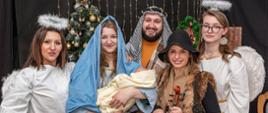  Zdjęcie przedstawia słuchaczy Studium przebranych w stroje jak z żywej szopki bożonarodzeniowej. Jest święty Józef, Maryja, dwa anioły i pastuszek. 