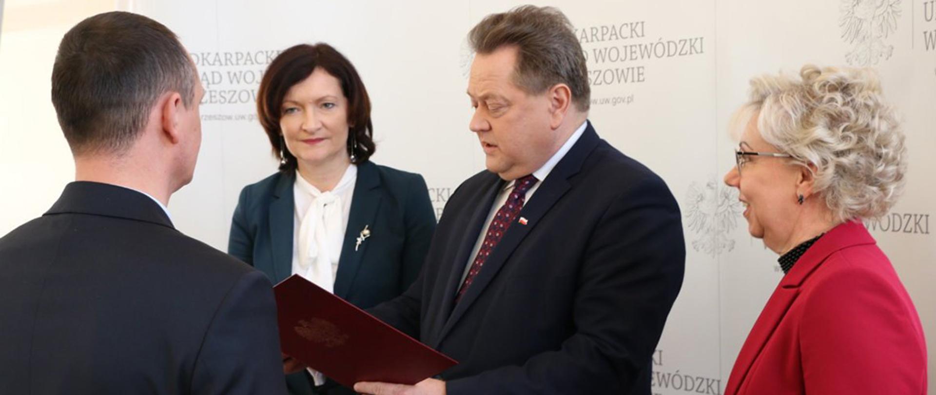 Wiceminister Jarosław Zieliński wręczył promesy dla samorządów z województwa podkarpackiego.