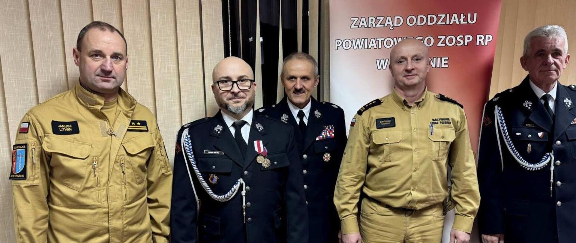 Zdjęcie przedstawia członków prezydium Zarządu Oddziały Powiatowego ZOSP RP w Krośnie