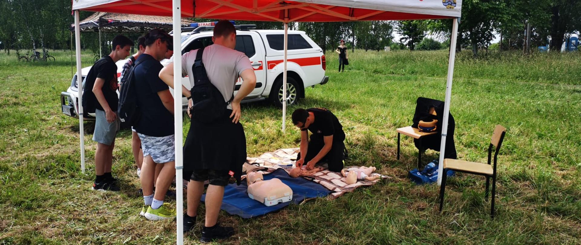Szkolenie "Nie bój się ratować" - zdjęcie przedstawia uczestników szkolenia ustawionych przy stanowisku PSP