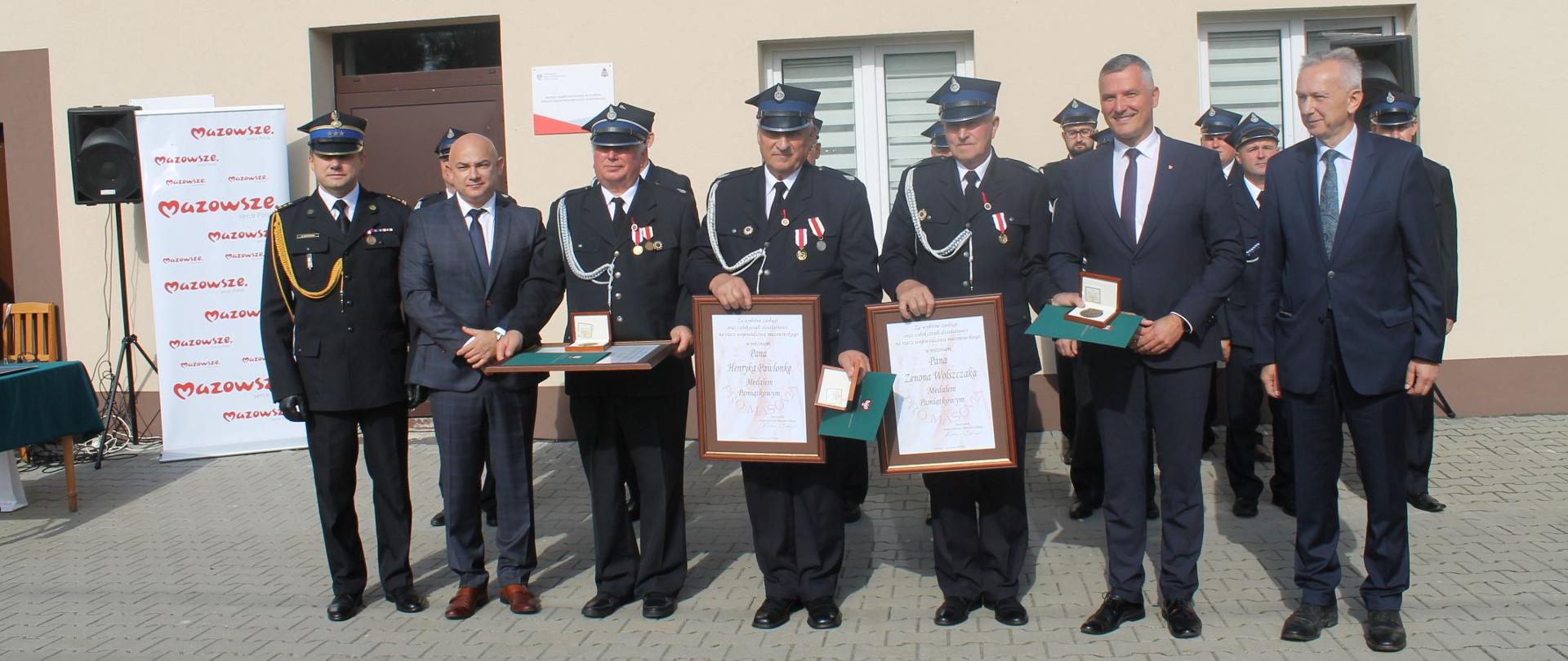 OBCHODY 90-LECIA POWSTANIA OCHOTNICZEJ STRAŻY POŻARNEJ W ZAWADZIE STAREJ. Na zdjęciu widać strażaków w mundurach wyjsciowych przed remizą.