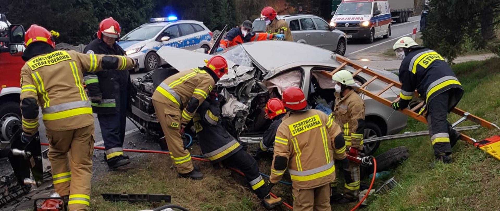 Zdjęcie przedstawia strażaków podczas działań ratowniczych.