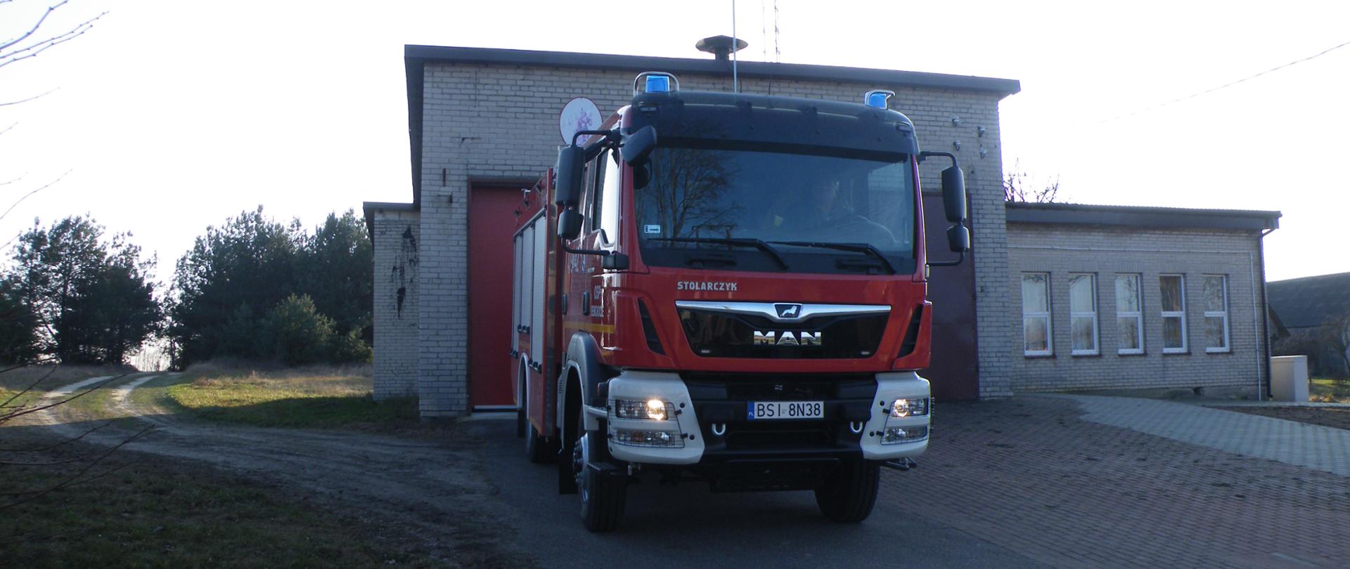 Budynek strażnicy OSP Siemichocze. Przed budynkiem samochód pożarniczy