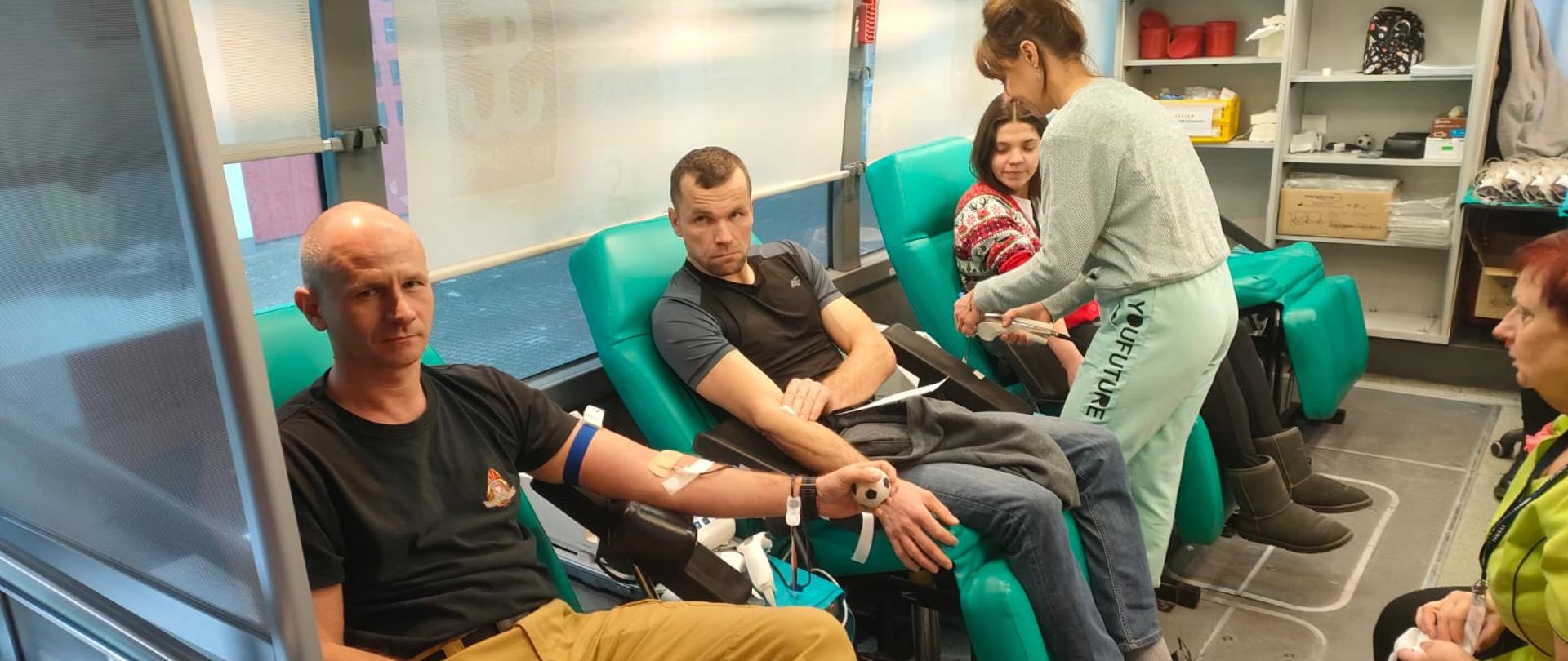 Na zdjęciu uczestnicy poboru krwi.