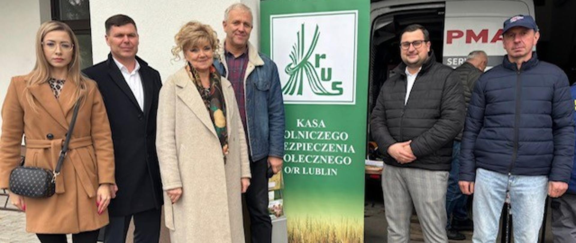 grupa osób przed banerem KRUS