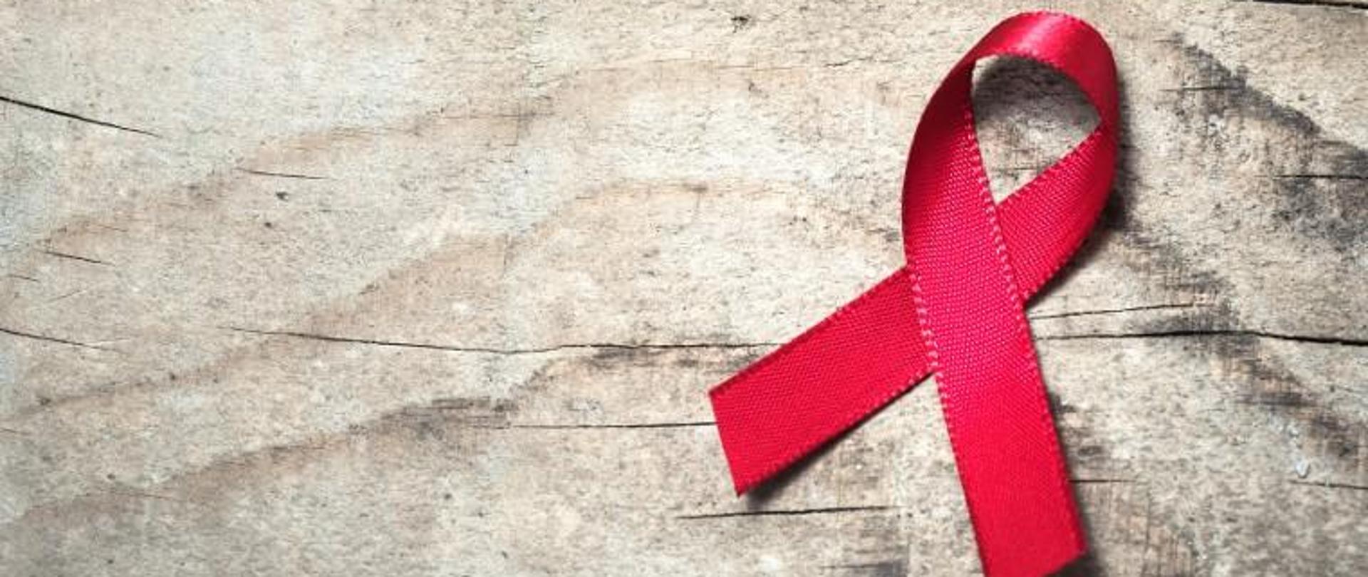 Grafika przestawiająca czerwona wstążkę symbol kampanii przeciw HIV i AIDS.
