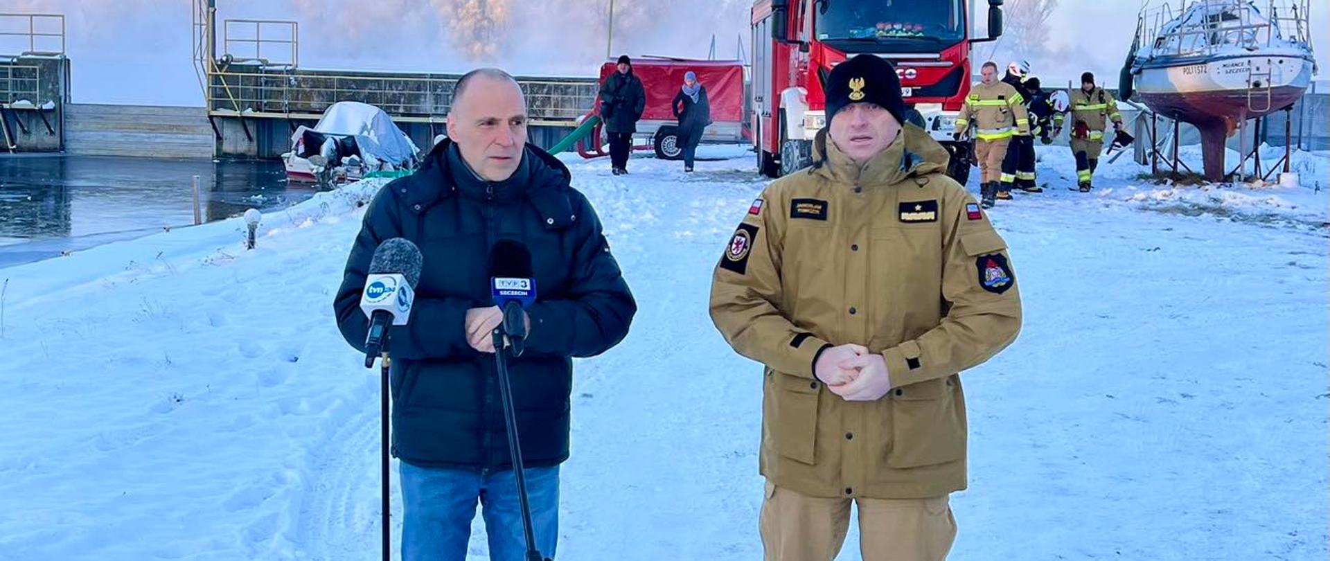 Państwowa Straż Pożarna nadbrygadier Jarosław Tomczyk uczestniczył w briefingu prasowym Wojewody Zachodniopomorskiego Adam Rudawski na przystani w Gryfino.