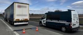 Kazachstańska ciężarówka w trakcie kontroli. Zespół pojazdów zatrzymał patrol mazowieckiej Inspekcji Transportu Drogowego na ekspresowej „ósemce”, w pobliżu Radzymina. Transport międzynarodowy rzeczy z Polski do Kazachstanu był realizowany bez zgłoszenia do rejestru SENT – RMPD.