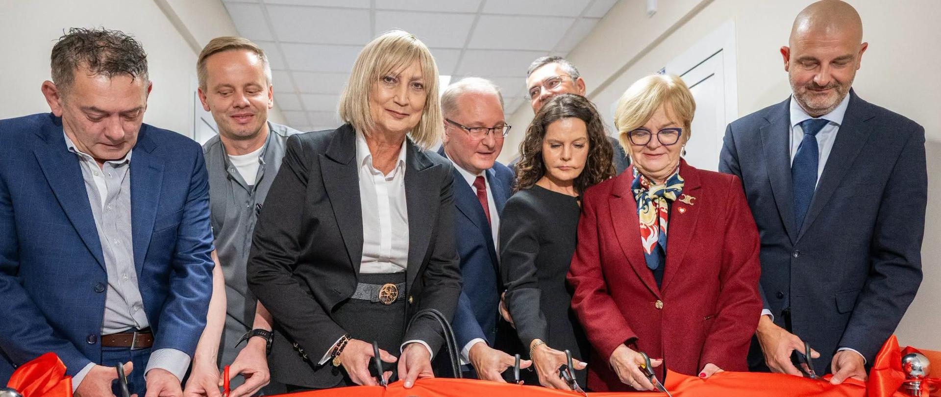 Zdjęcie przedstawia uczestników uroczystego otwarcia klinik w szpitalu MSWiA w Rzeszowie