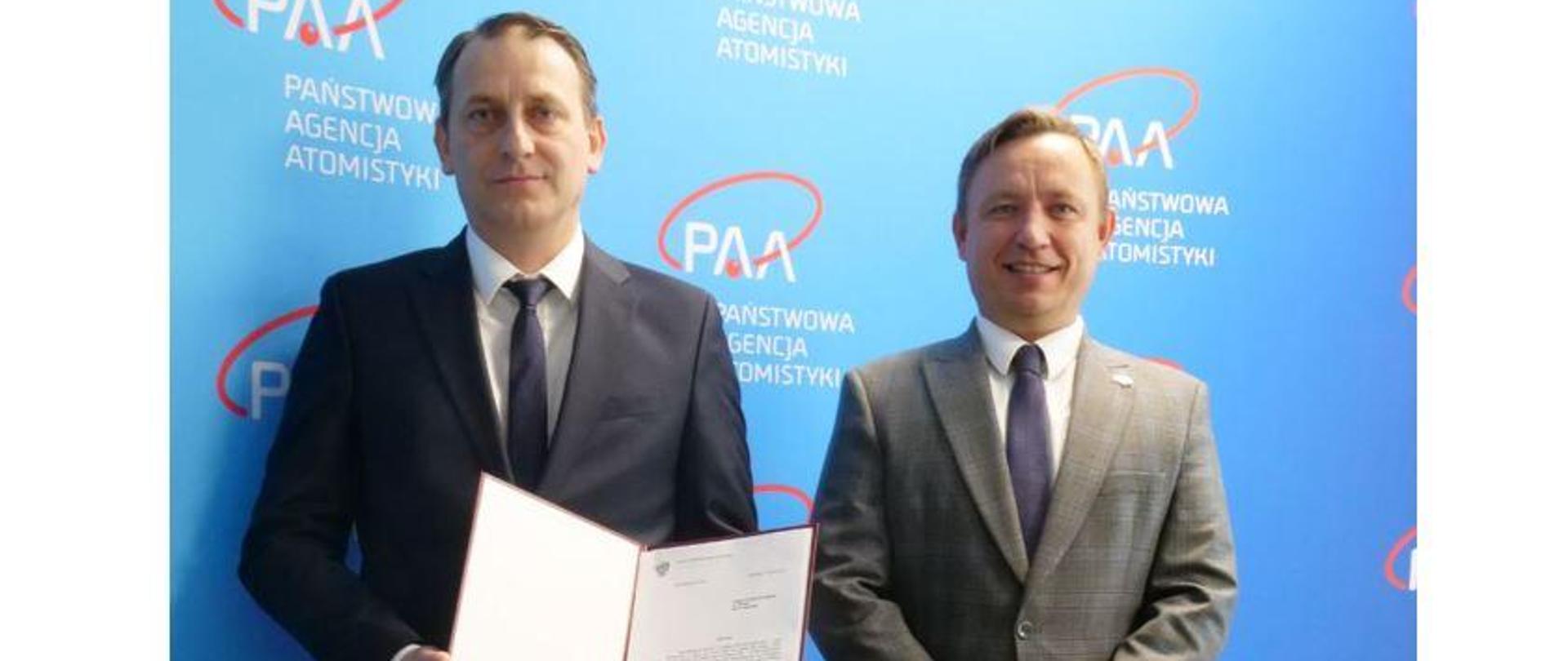 Prezes Państwowej Agencji Atomistyki Andrzej Głowacki wręczył decyzję o przyznaniu autoryzacji Dyrektorowi Instytutu Techniki Budowlanej, dr. inż. Robertowi Geryło. 