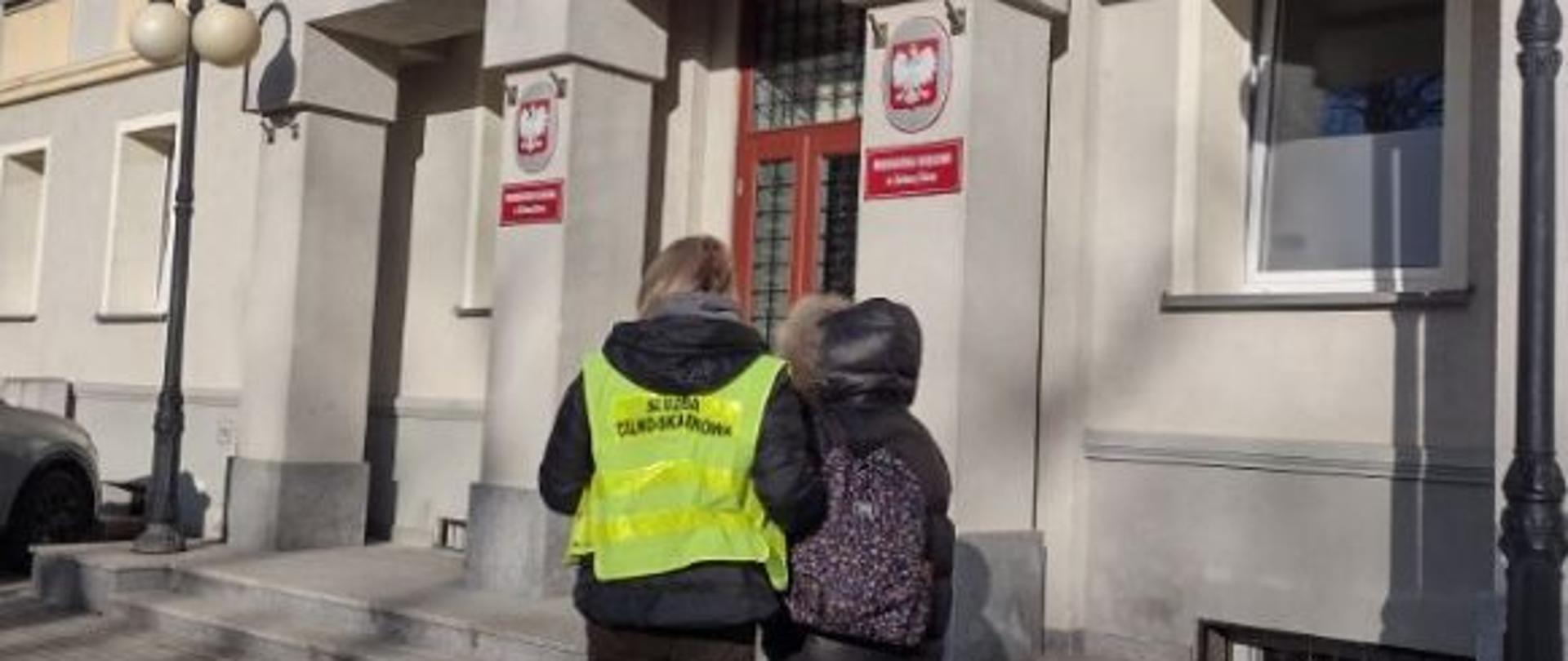 Dwie kobiety przed budynkiem z napisem Prokuratura