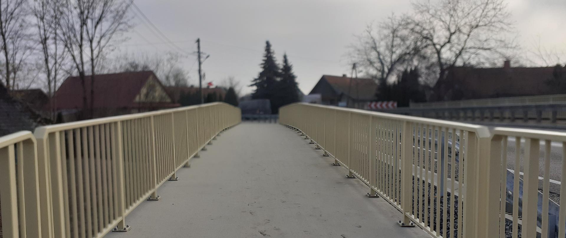 Widok na kładkę dla pieszych.