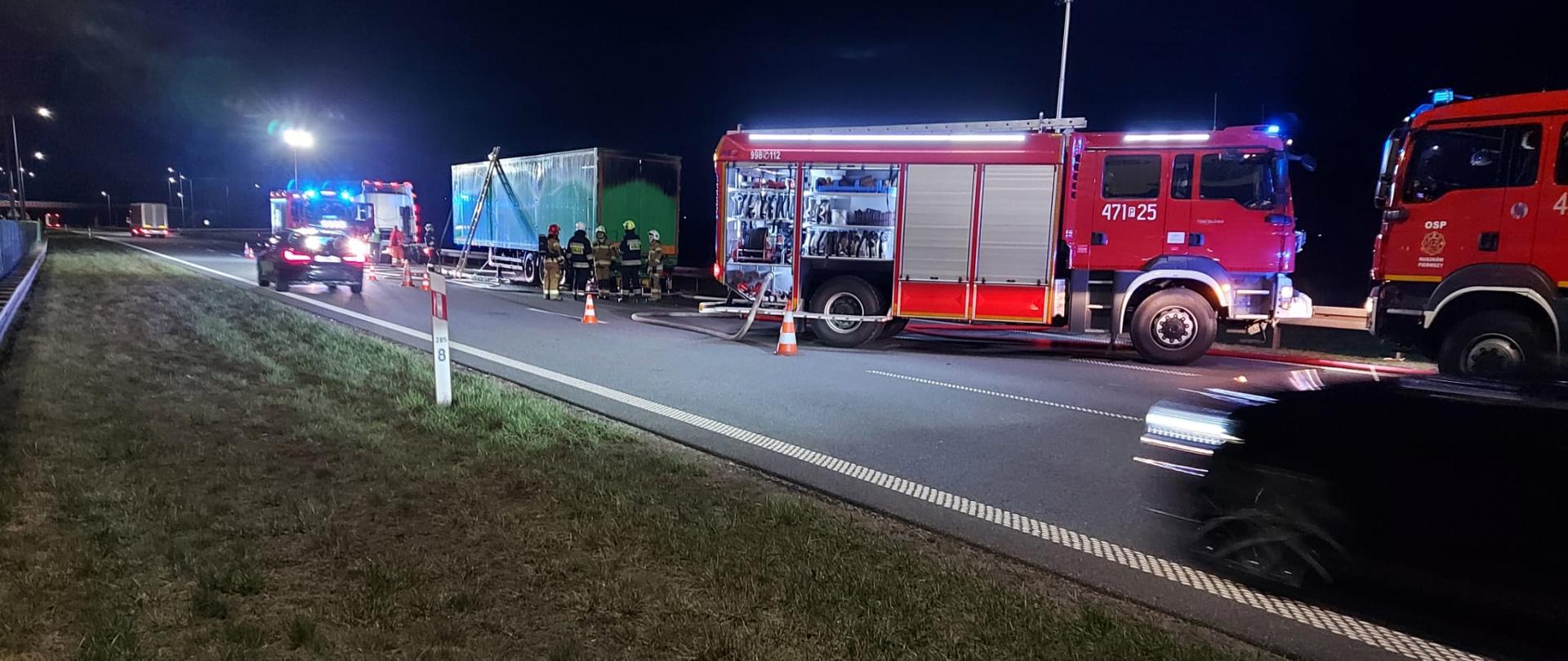 Zdjęcie przedstawia nadpaloną naczepę.