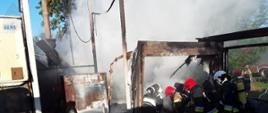 Działania gaśnicze podczas pożaru suszarni kontenerowej w Woli Makowskiej.