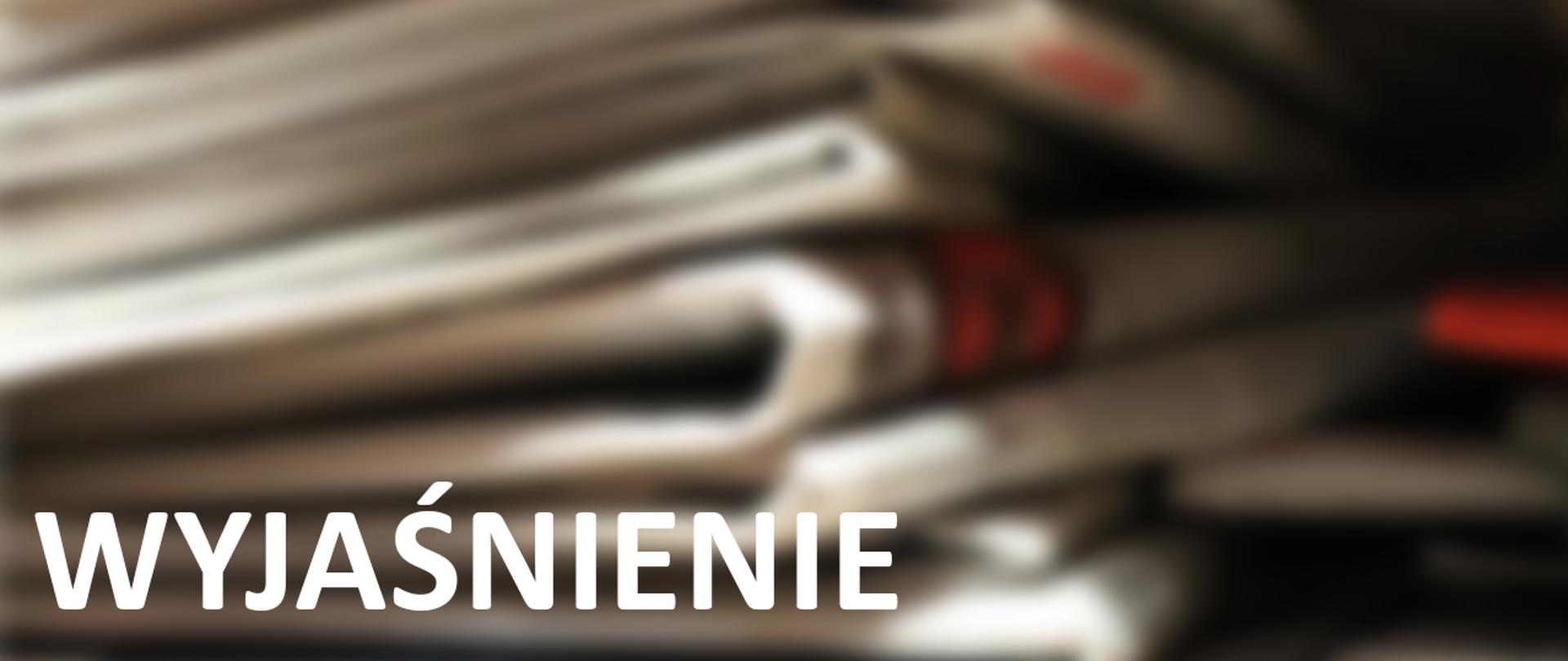 Zdjęcie gazet z napisem wyjaśnienie