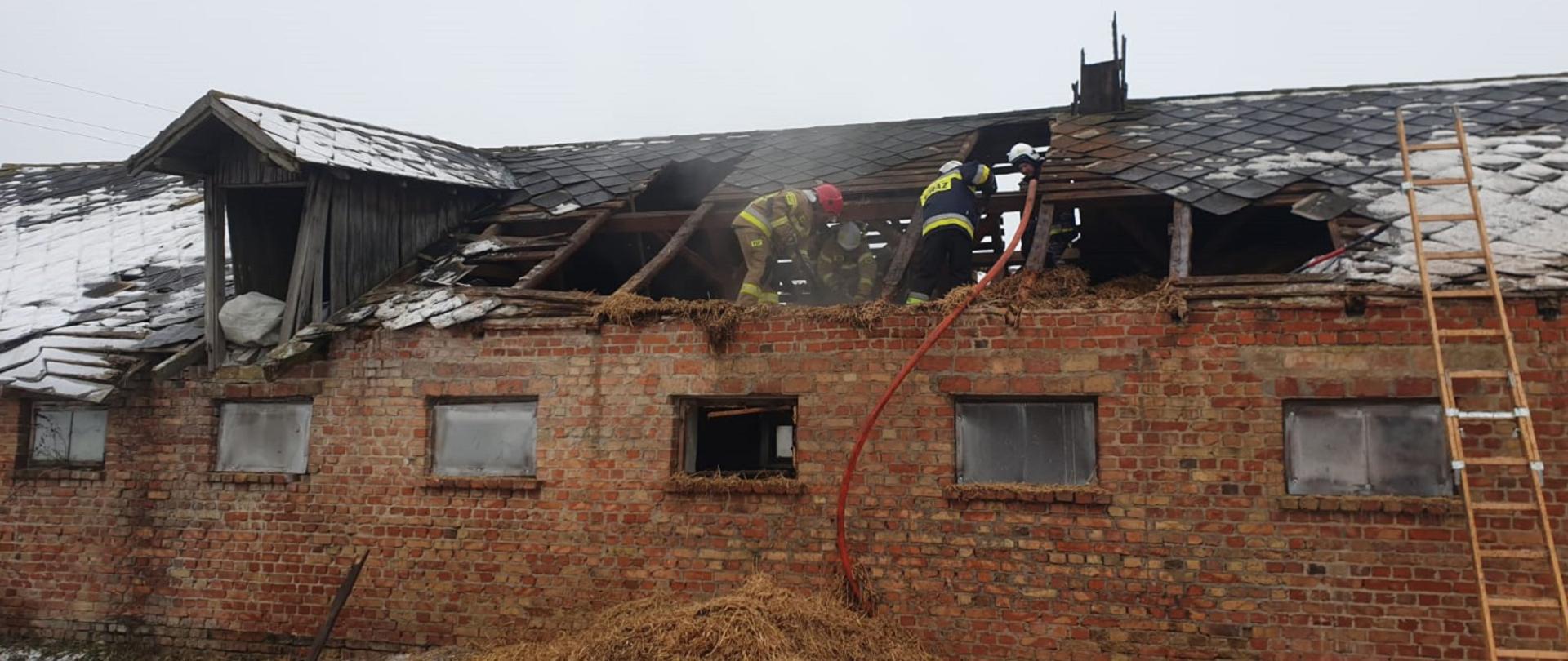 Pożar poddasza obory w miejscowości Obrąb