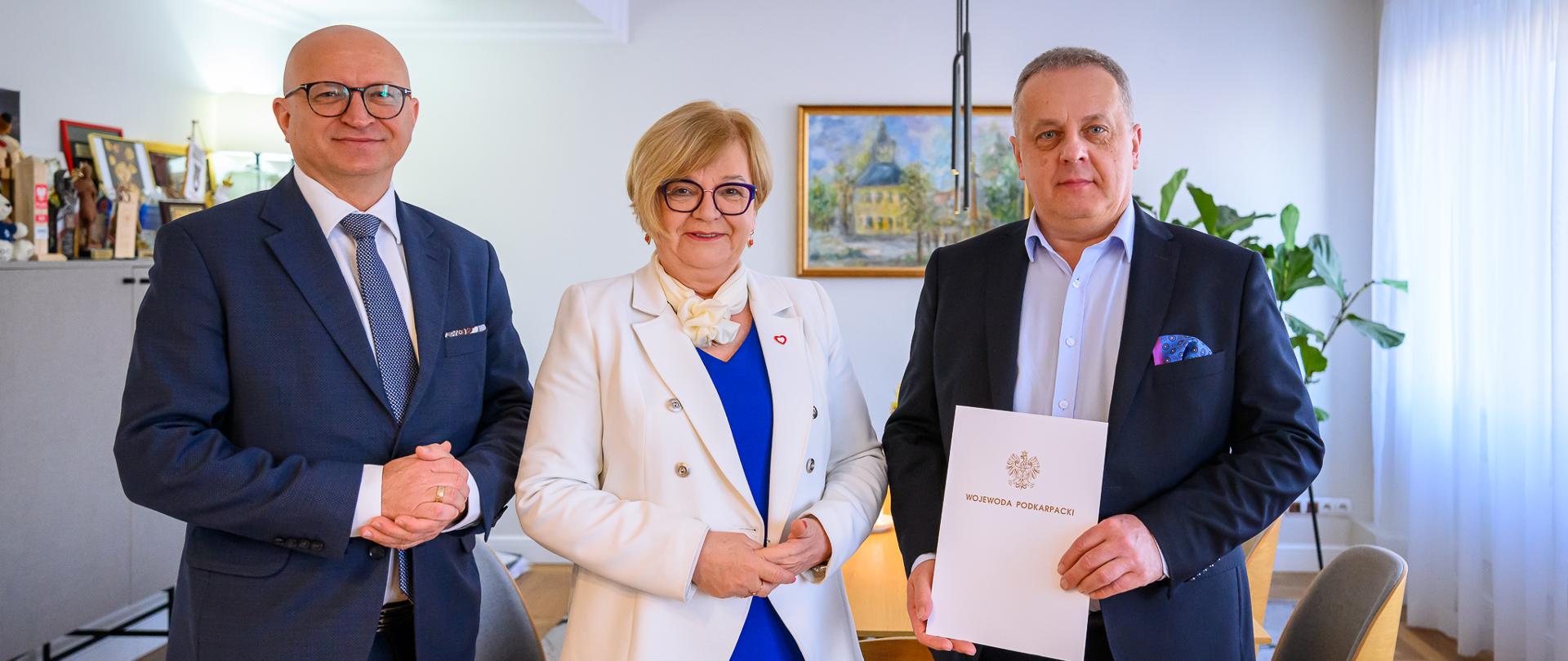 Zdjęcie przedstawia wojewodę podkarpackiego Teresę Kubas-Hul, dyrektora biura wojewody i konsultanta wojewódzkiego w dziedzinie otolaryngologii