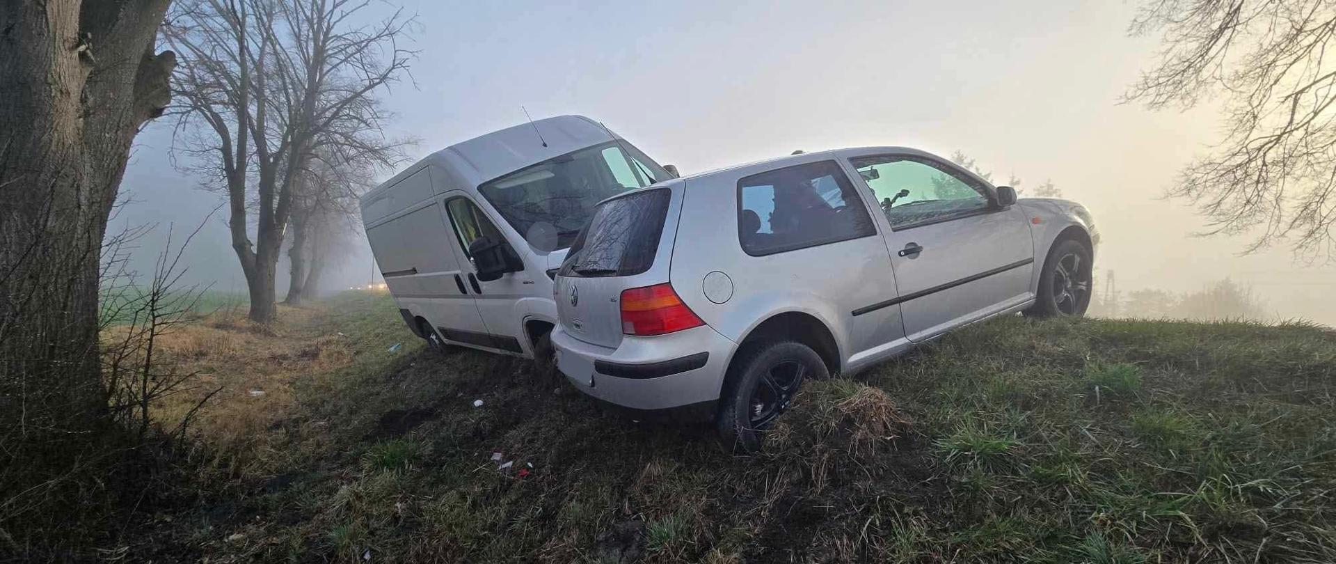 Dwa samochody w rowie, jest mgła