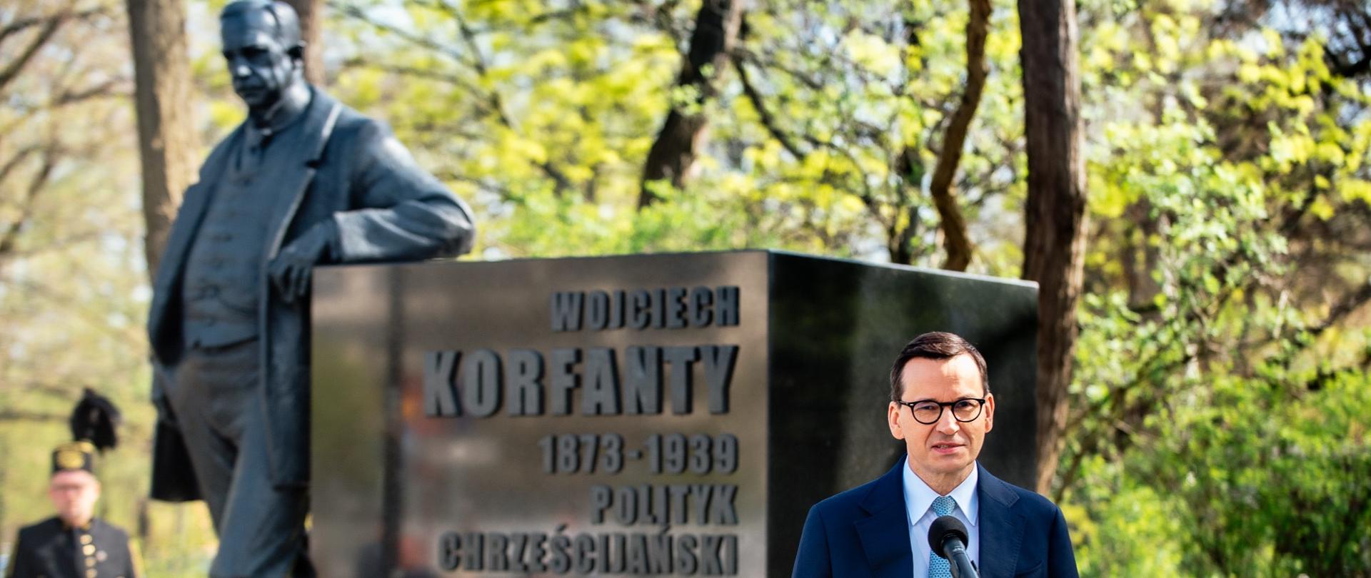 Premier przed pomnikiem Wojciecha Korfantego.