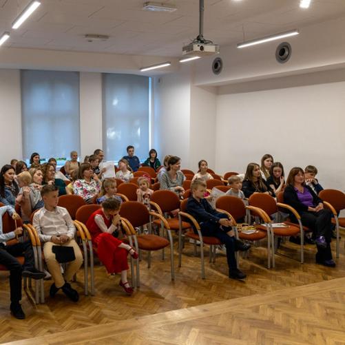 Dzień otwarty 2024. Publiczność zebrana na koncercie w auli PSM w Głubczycach.