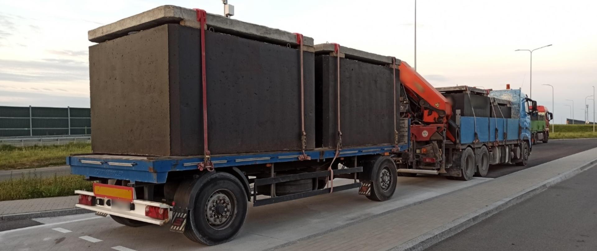 Miejsce kontroli przeładowanych ciężarówek z szambami betonowymi przez inspektorów lubelskiej Inspekcji Transportu Drogowego.