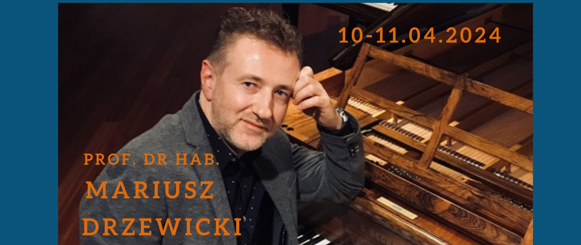 Plakat Warsztatów fortepianowych z dr. hab. Mariuszem Drzewickim, prof. Akademii Muzycznej im. G. i K. Bacewiczów w Łodzi w dniach 10 i 11 kwietnia 2024. W centralnej części plakatu znajduje się zdjęcie prof. Mariusza Drzewickiego, który siedzi bokiem przy fortepianie marki Bechstein i lewą ręką opiera się o instrument. Profesor ubrany jest w czarna koszulę i szarą marynarkę. Tło plakatu jest szafirowe, a napisy mają kolor biały i turkusowy. 
