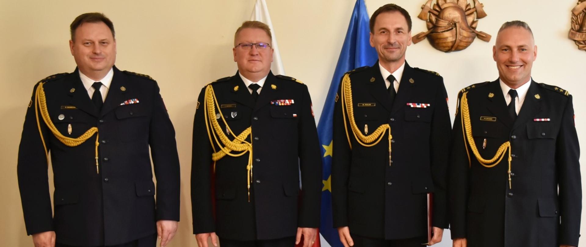 Zdjęcie przedstawia Komendantów podczas uroczystego wręczenia powołań przez Komendanta Wojewódzkiego PSP, nadbrygadiera Grzegorza Janowskiego.