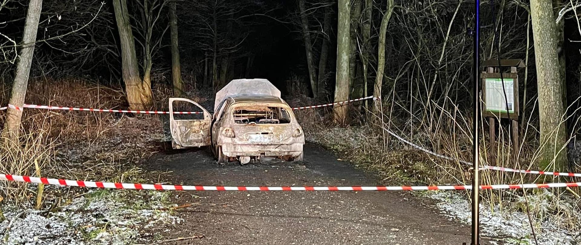 Pojazd stał na środku drogi wjazdowej do lasu, cały objęty pożarem. Po ugaszeniu pożaru w środku pojazdu strażacy ujawnili zwęglone ciało ludzkie. Odgrodzono i zabezpieczono miejsce zdarzenia taśmą. Dodatkowo strażacy oświetlili teren zdarzenia aby umożliwić Policji czynności dochodzeniowe.