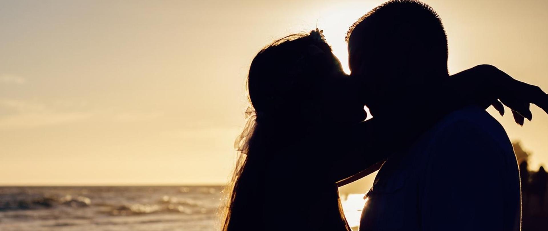 para ludzi w pocałunku