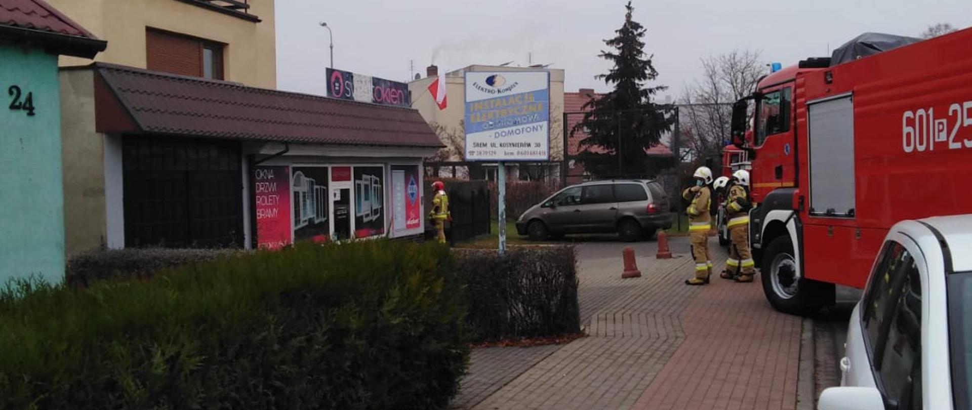 Na zdjęciu pojazd ratowniczo gaśniczy i ratownicy podczas działań 