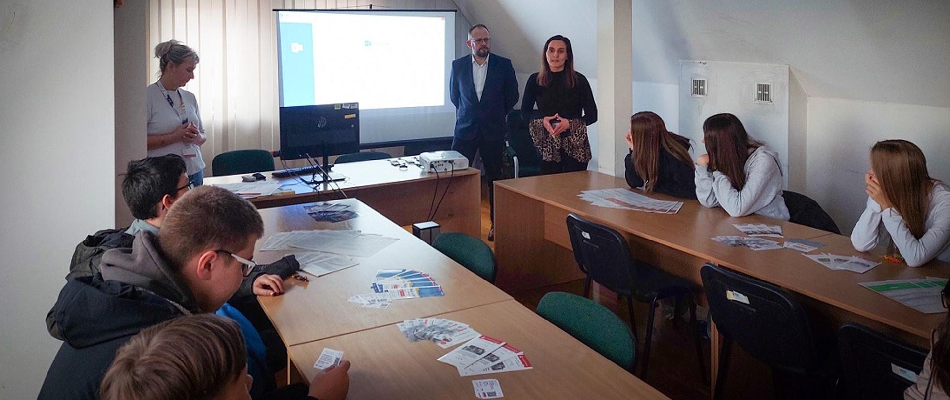 Młodzież uczestniczy w lekcjach z doradztwa zawodowego w US w Augustowie