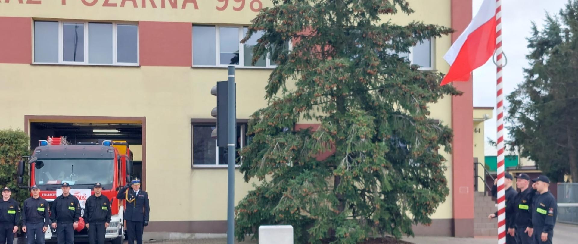 Na zdjęciu widać funkcjonariuszy KP PSP Wągrowiec podczas uroczystej zbiórki z okazji 11 Listopada 