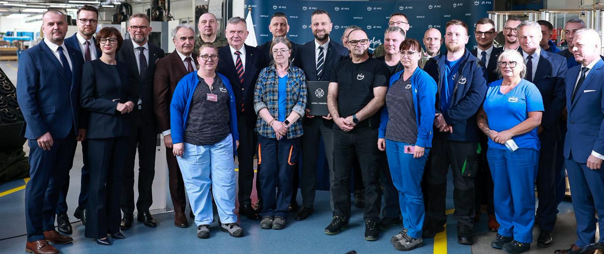 29 kwietnia 2026 r. na terenie Bydgoskich Zakładów Elektromechanicznych „BELMA” S.A., wicepremier - minister obrony narodowej Władysław Kosiniak-Kamysz oraz sekretarz stanu w MON Paweł Bejda wzięli udział w oficjalnym podpisaniu umowy pomiędzy Skarbem Państwa - Agencją Uzbrojenia a Bydgoskimi Zakładami Elektromechanicznymi „BELMA” S.A. na dostawę bojowych i ćwiczebnych min narzutowych krajowej produkcji .Fot. Krzysztof Niedziela/MON 