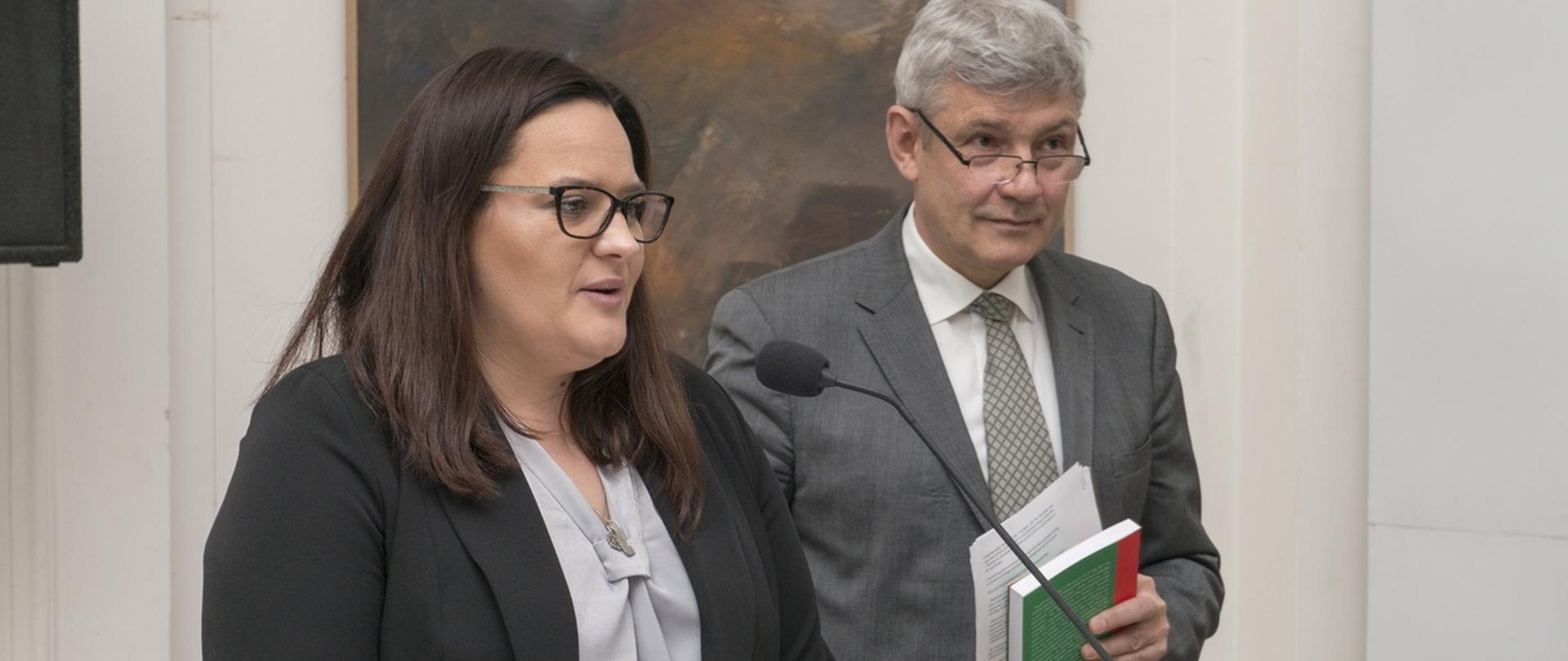 Po lewej stronie przy mównicy Pani Minister Małgorzata Jarosińska-Jedynak wita gości seminarium. Po prawej Pan Paweł Jaskanis, Dyrektor Muzeum Króla Jana III w Wilanowie.