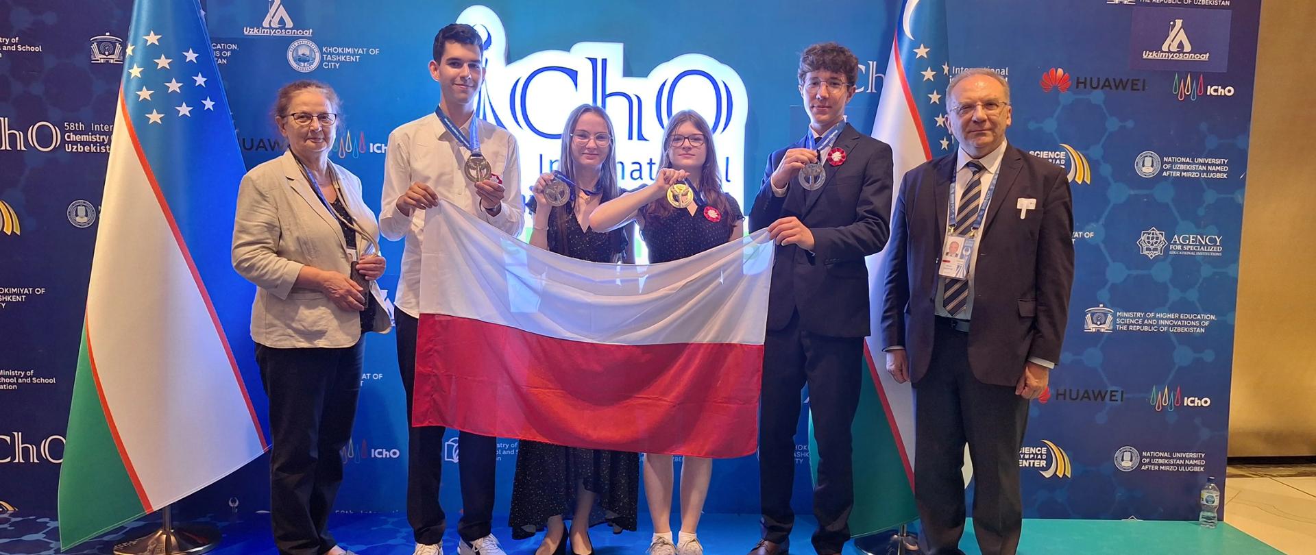 Polska reprezentacja na 58. IChO: od lewej – prof. dr hab. Aleksandra Misicka-Kęsik, srebrni medaliści: Wiktor Gorgoń, Karolina Pawłowska, Julia Michniewicz, Kacper Furtak, prof. dr hab. Marek Orlik