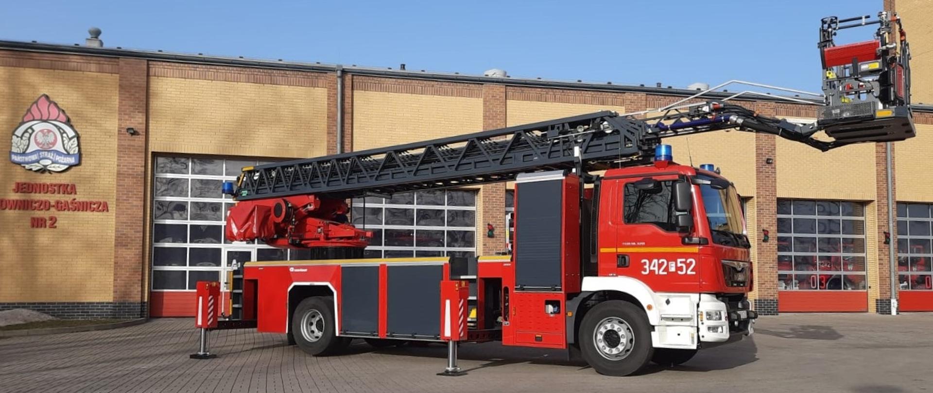 Nowy wóz z drabiną stoi na dziedzińcu Jednostki Ratowniczo-Gaśniczej nr 2 w Zielonej Górze