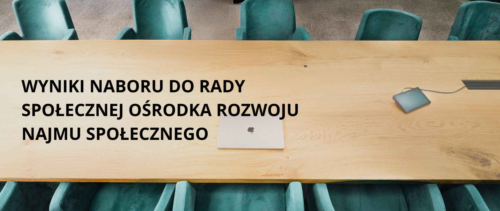 Stół konferencyjny, napis "Wyniki naboru do Rady Społecznej Ośrodka Rozwoju Najmu Społecznego"