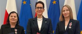 Szefowa Służby Cywilnej Anita Noskowska-Piątkowska wspólnie z odznaczonymi - Danutą Moreń z Łódzkiego Urzędu Wojewódzkiego oraz Joanną Pepłowską z Wojewódzkiego Inspektoratu Ochrony Środowiska w Łodzi. 