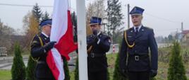 Uroczysta zmiana służby i podniesienie flagi na maszt 