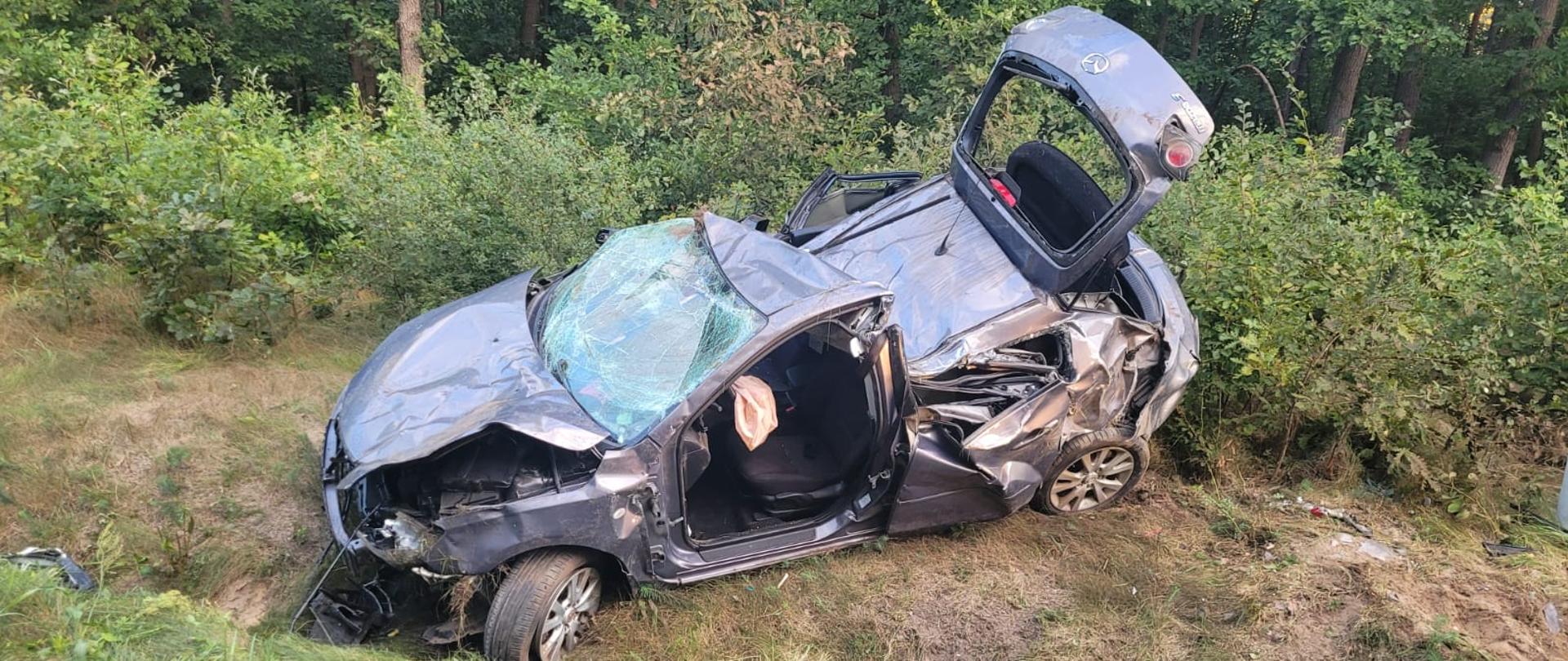 pozgdniecany samochód w rowie